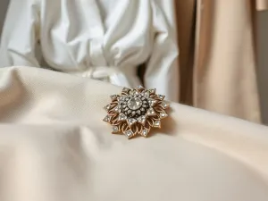 Broszki jako element garderoby kapsułowej